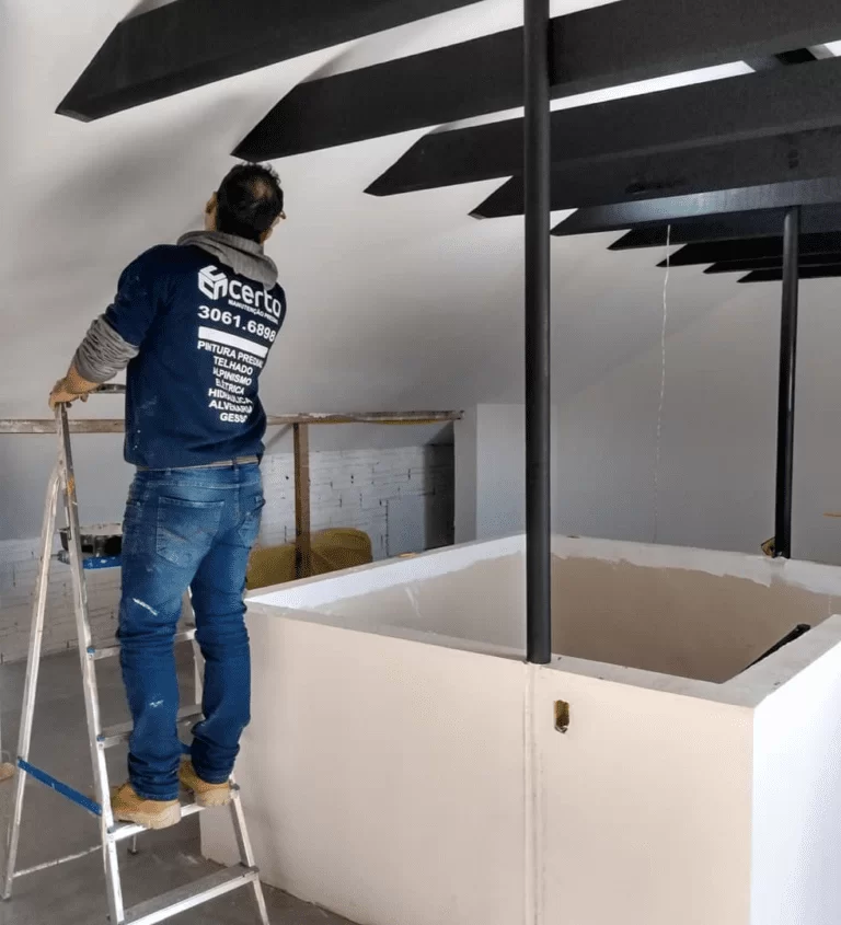 Profissional uniformizado da Certa executando reforma interna